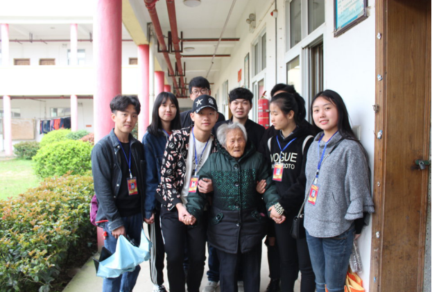 撰稿:黃麗賢學(xué)雷鋒,送溫暖184.png
