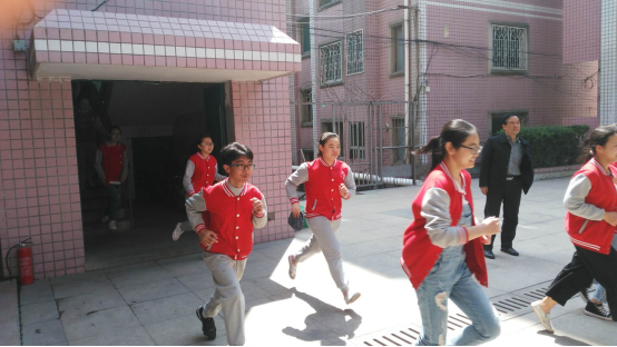 南昌現代外國語學校突發事件緊急疏散演練總結164.png