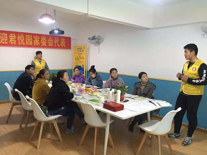 奶業(yè)專(zhuān)業(yè)人員講解奶.jpg 奶業(yè)專(zhuān)業(yè)人員講解奶.jpg